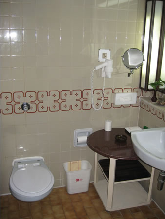 Clarks Hotel bathroom in Varanasi
