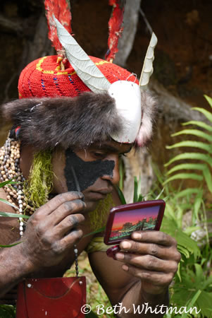 Tribesman putting on makeup at Mt. Hagen Show